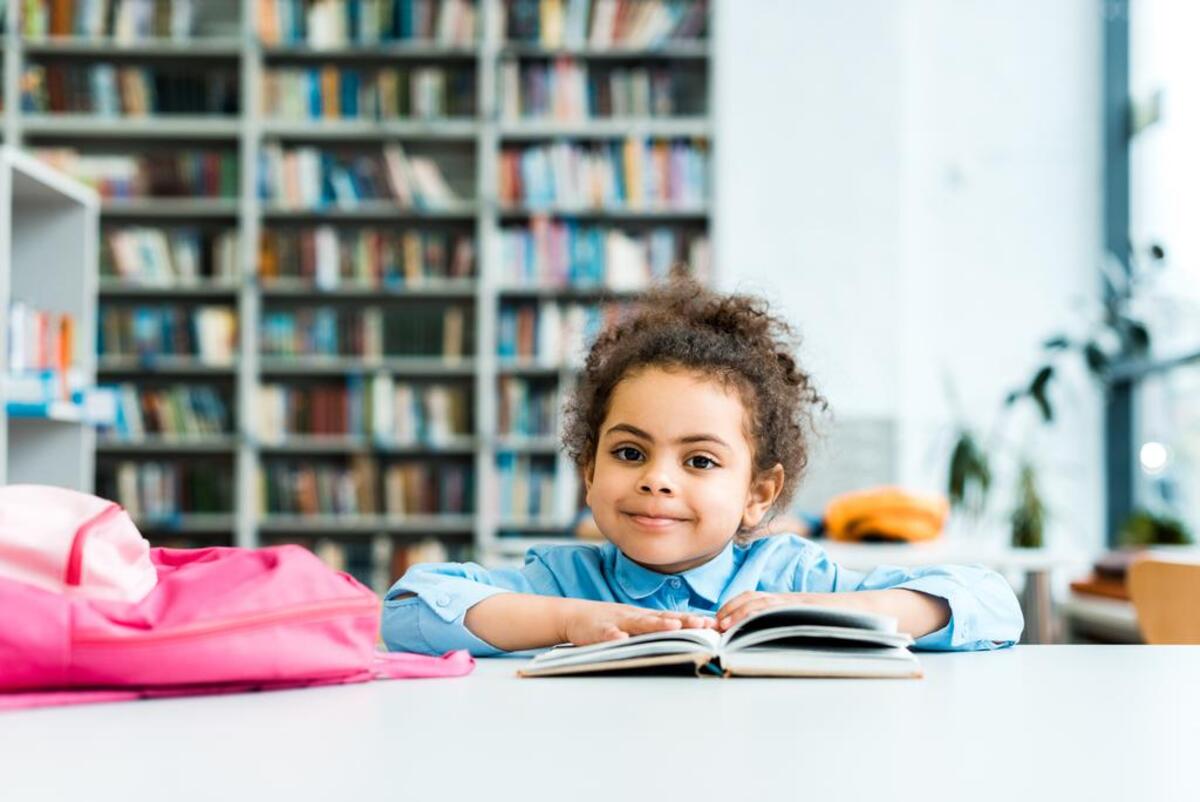 Jeune garçon souriant qui lit