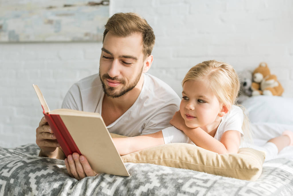 Papa et sa fille apprennent à lire