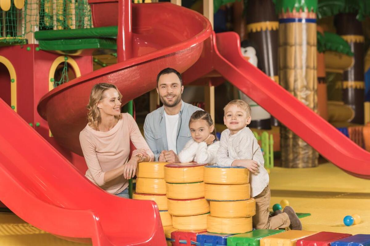 Parents heureux qui s'amusent avec les enfants