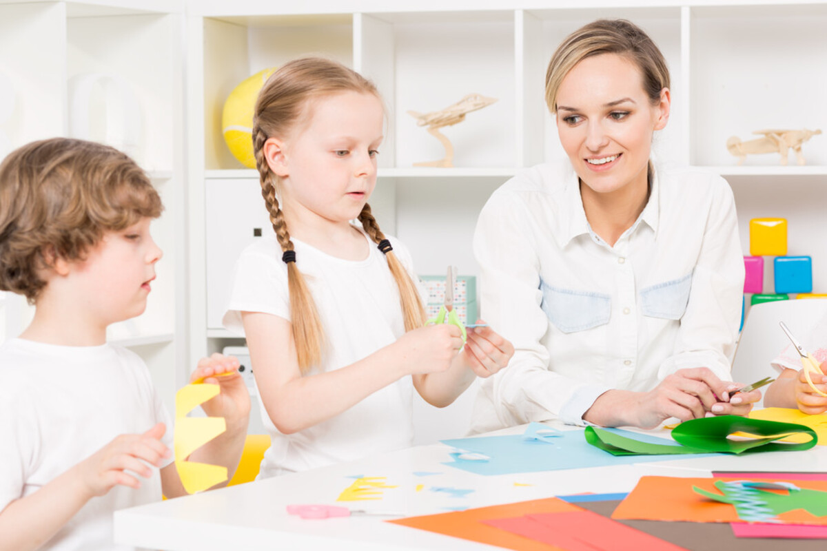 Jeune maman et ses enfants réalisant des activités parascolaires