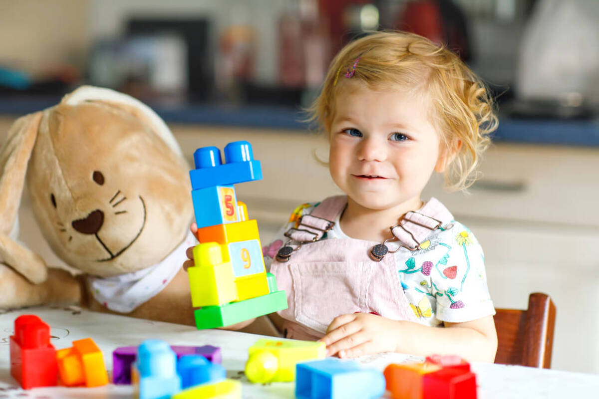 Enfant qui joue avec des jouets educatifs