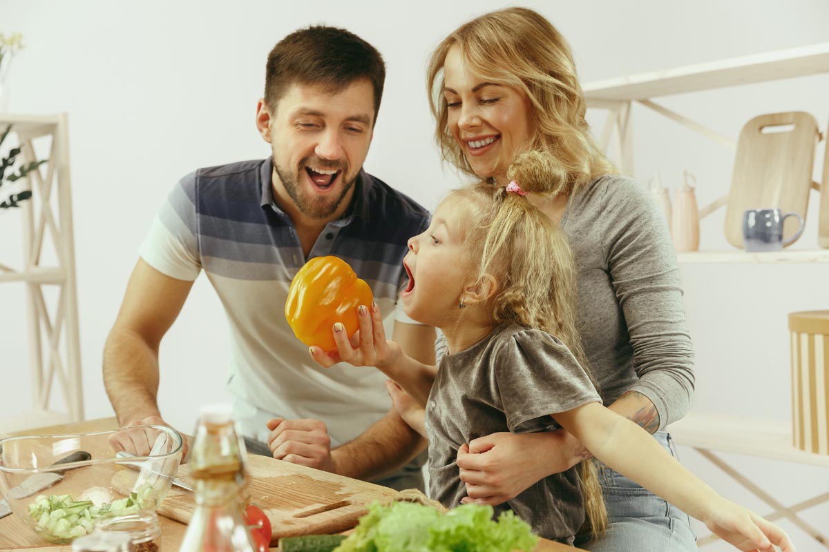 famille qui prepare a manger